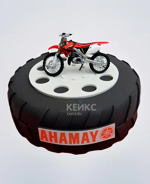 Торт в виде питбайка на колесе Фото