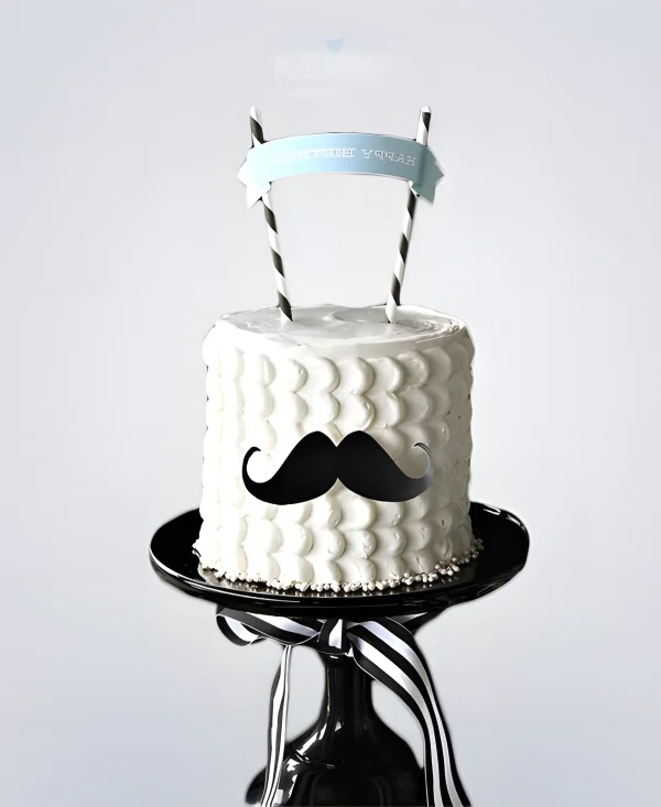 Белый торт мужчине на юбилей 25 лет с усами и плакатом Фото