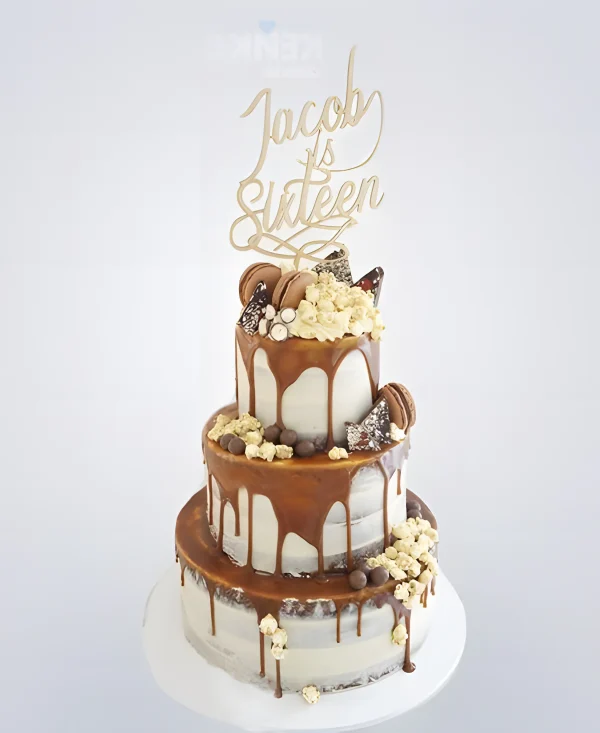 Высокий торт с глазурью и сладостями для мужчины на юбилей 30 лет Фото