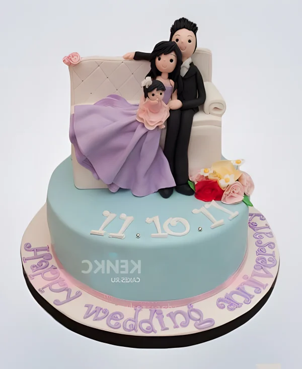 Нежный торт с молодежными на диване Фото