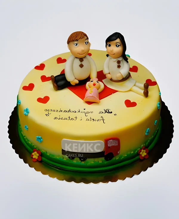 Желтый торт с влюбленными и сердечками Фото