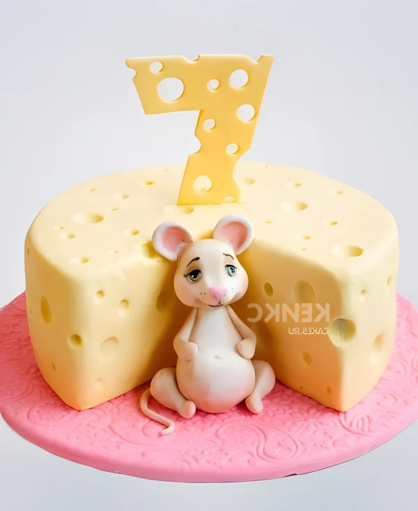 Торт в виде сыра с мышкой Фото