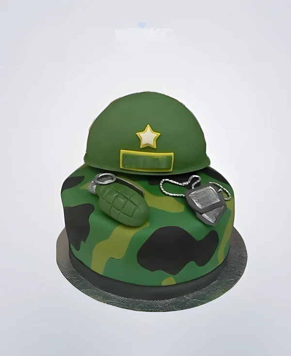 Зеленый торт военному с каской и гранатой Фото