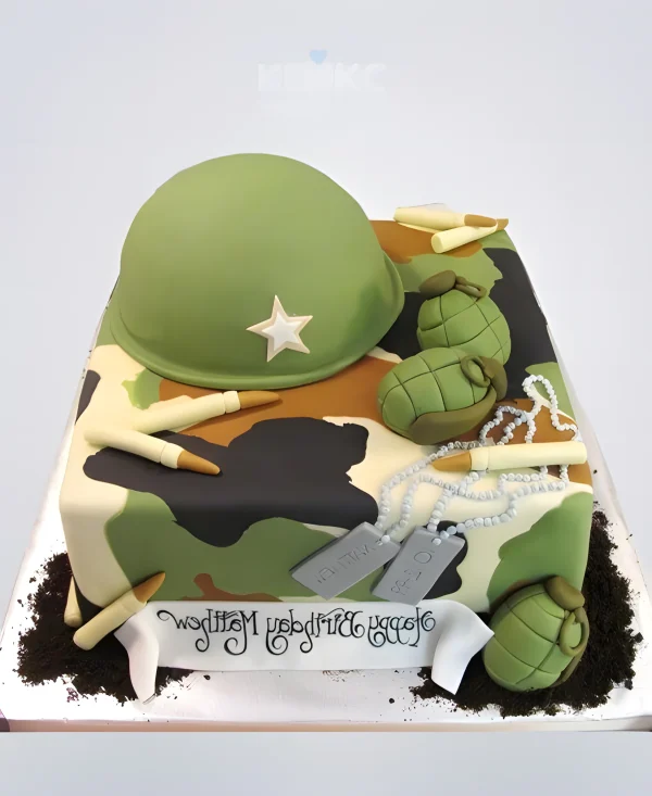 Квадратный торт военному с каской и патронами Фото