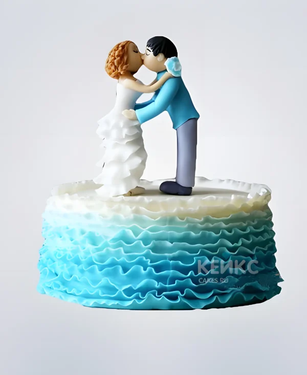 Торт на бирюзовую свадьбу с рюшами и фигурками жениха и невесты Фото