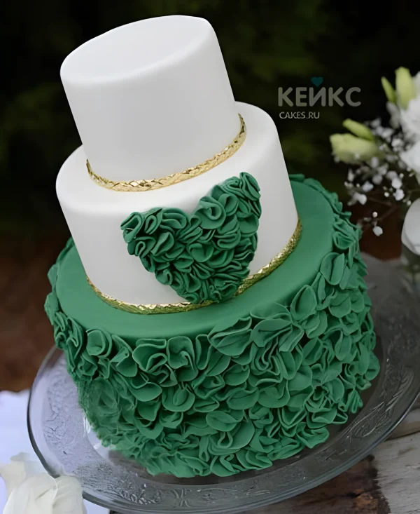 Шикарный торт на изумрудную свадьбу с рюшами Фото