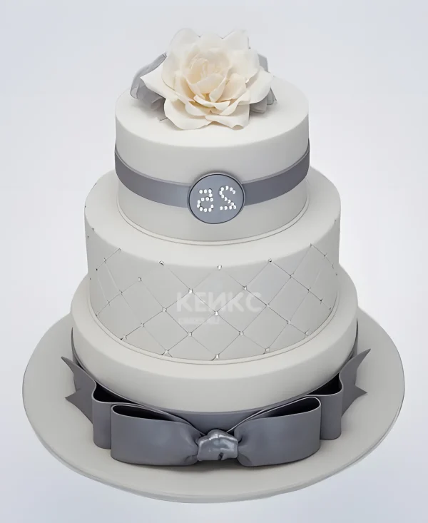 Обворожительный торт на серебряную свадьбу с цветком Фото