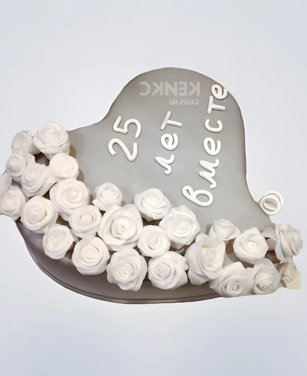 Необычный торт на серебряную свадьбу с живыми розами Фото