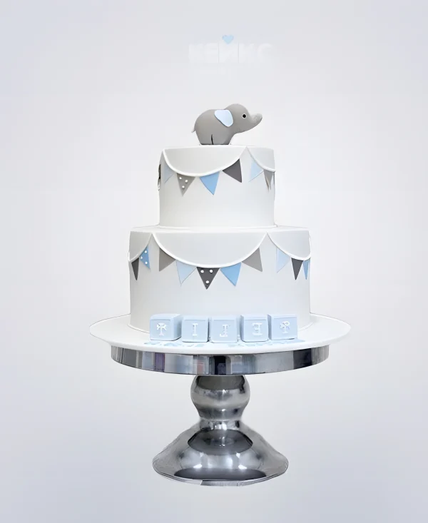 Двухъярусный торт со слоненком, кубиками и флажками Фото