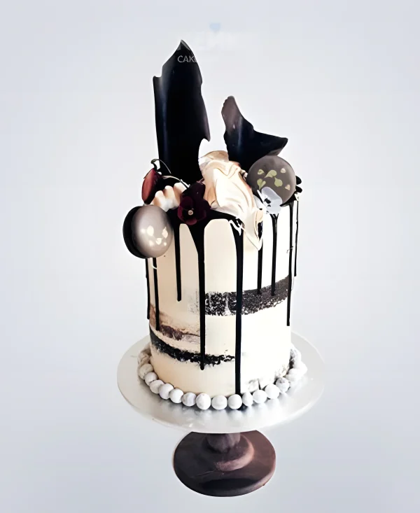 Необычный торт парню с шоколадной глазурью Фото