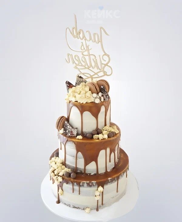 Именинный торт с глазурью и сладостями Фото