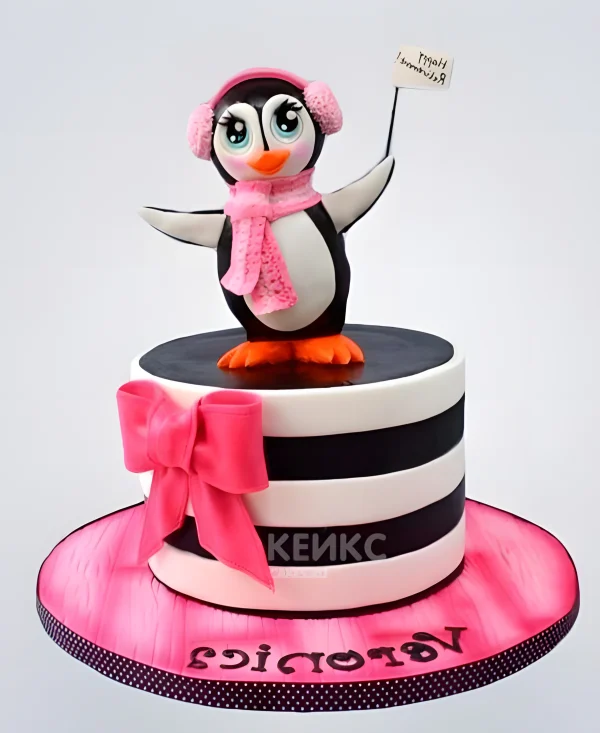 Полосатый торт с фигуркой пингвина и розовым бантом Фото