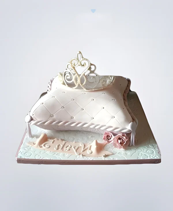 Торт 3D в виде подушки кремового цвета с короной и надписью Фото