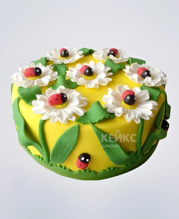 Желтый торт с божьими коровками Фото