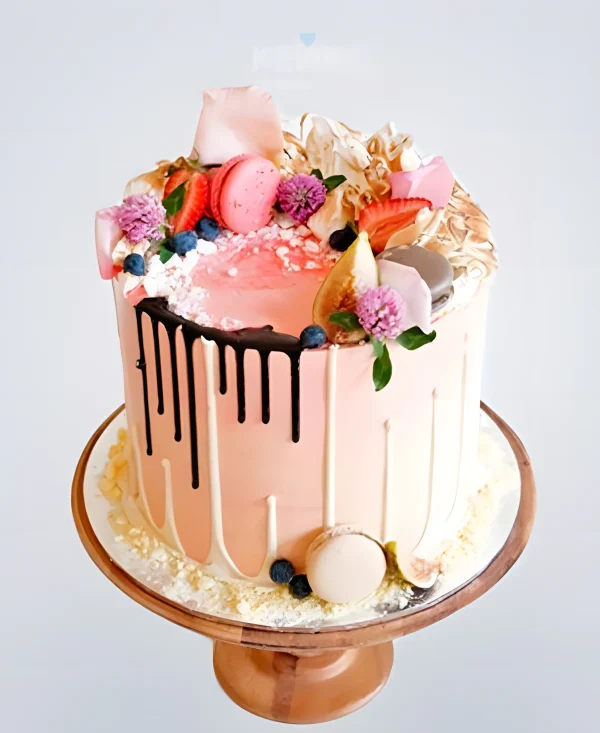 Розовый торт с цветами и фруктами Фото