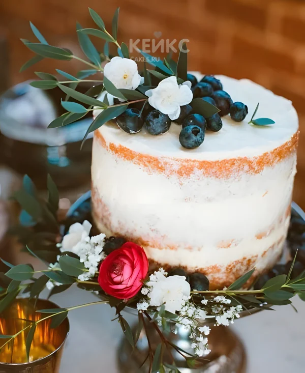 Торт рустик одноярусный с ягодами и цветами Фото