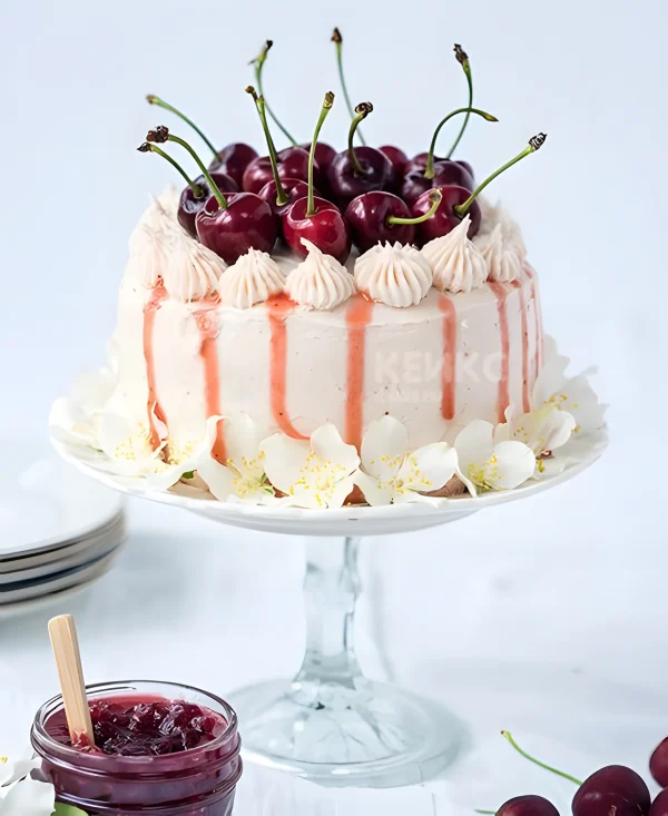 Нежный торт с черешней на свадьбу Фото
