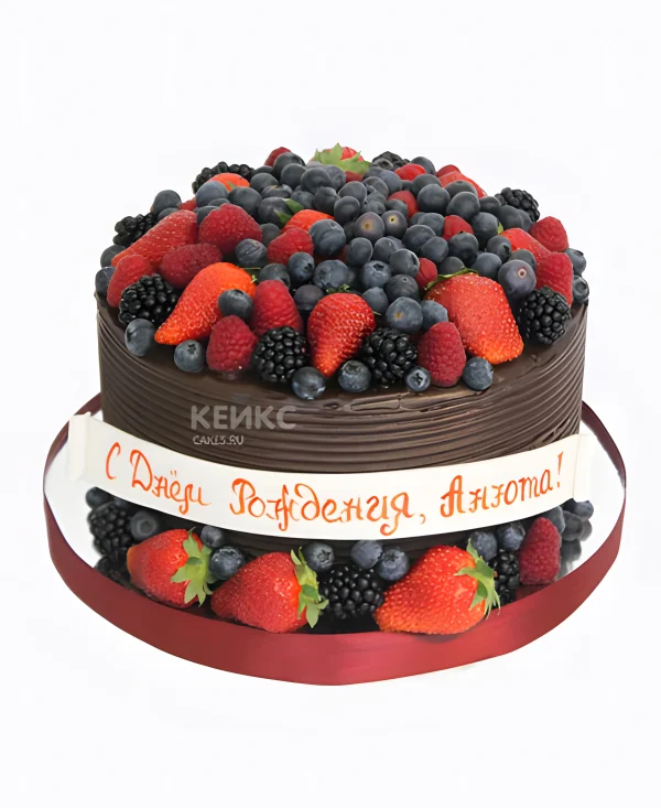 Коричневый торт с ягодами на день рождения Фото