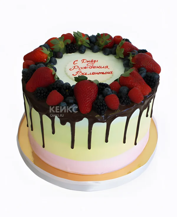 Торт с клубникой и шоколадным кремом Фото