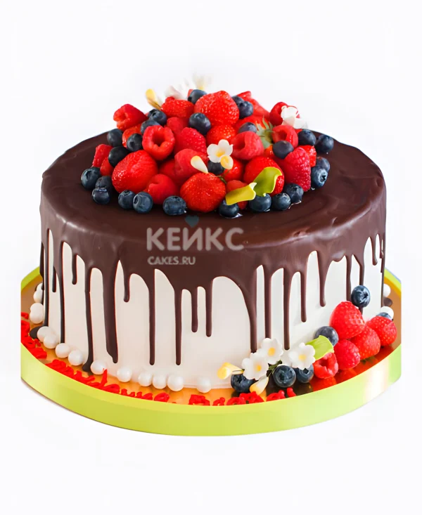 Торт украшенный малиной и голубикой Фото