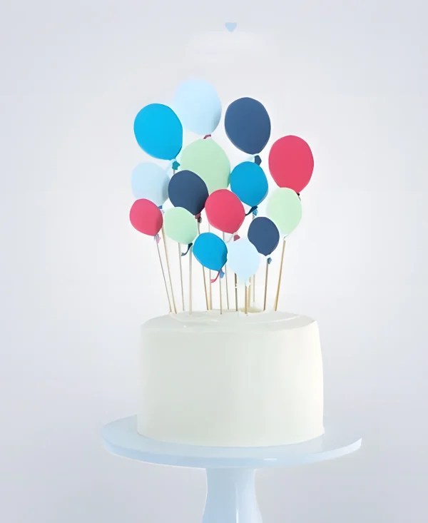 Белый торт с разноцветными воздушными шариками из мастики Фото