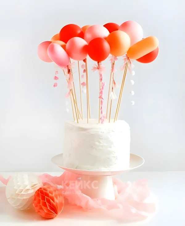 Праздничный торт с красно-розовыми воздушными шариками Фото