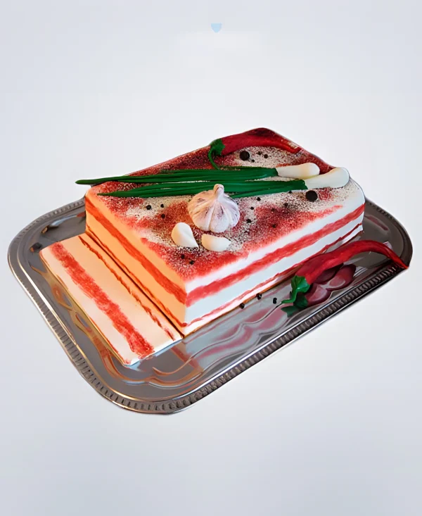 Торт в виде сала с луком и чесноком Фото