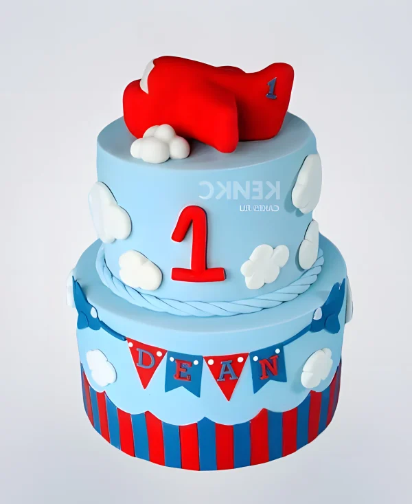 Милый голубой торт с самолетом и гирляндой Фото