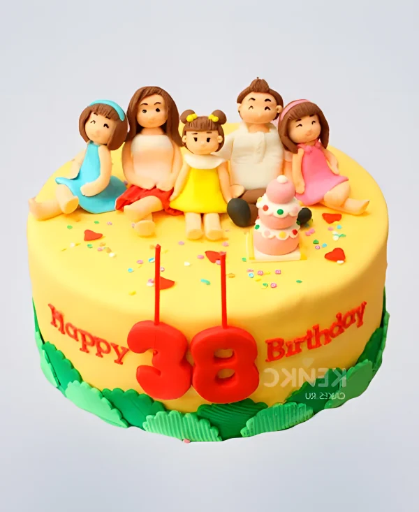 Желтый торт с фигурками и цифрами Фото