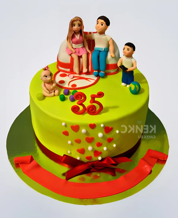 Яркий торт с родителями на диване и малышом Фото