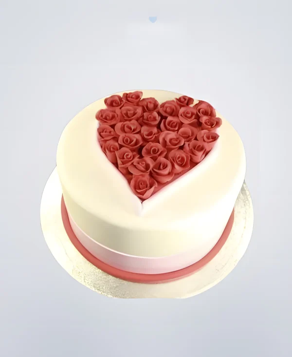 Торт украшенный коралловыми розами в форме сердца Фото