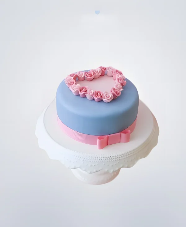 Голубой торт украшенный сердцем из роз Фото