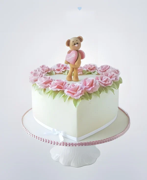 Очаровательный торт в форме сердца с медвежонком Фото