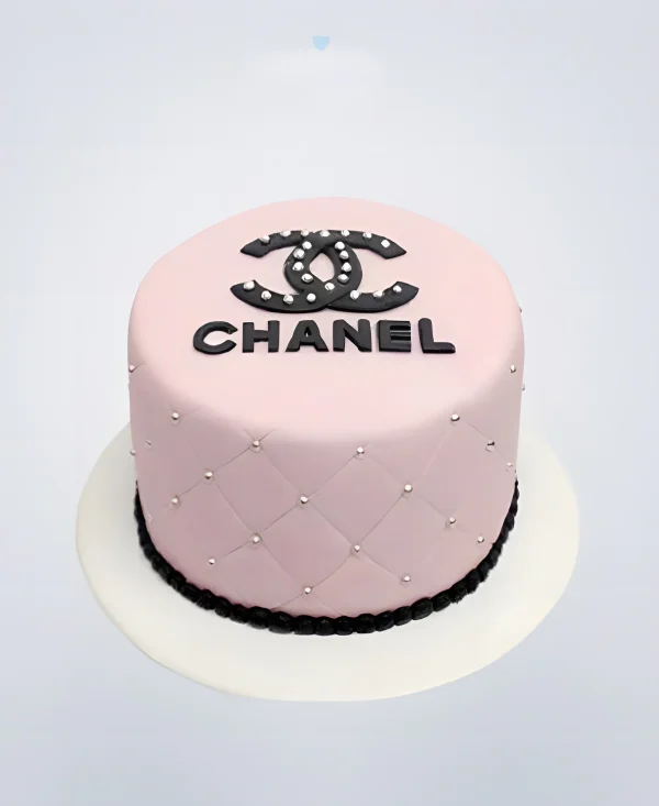 Розовый торт в стиле шанель с эмблемой Фото
