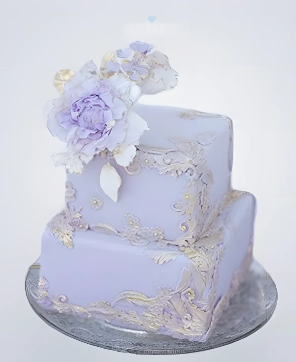 Двухъярусный квадратный сиреневый торт с цветами Фото