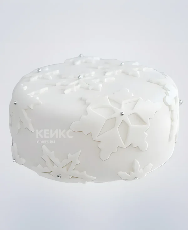 Белый торт из мастики со снежинками Фото
