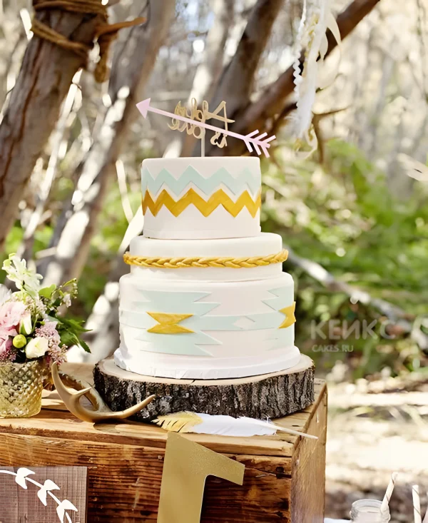 Свадебный торт в стиле бохо с орнаментом и стрелой Фото