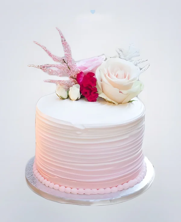 Торт омбре в нежно-розовом цвете с цветами Фото