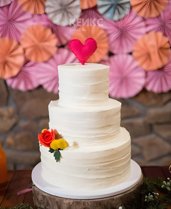Недорогой свадебный торт с цветами и сердцем Фото