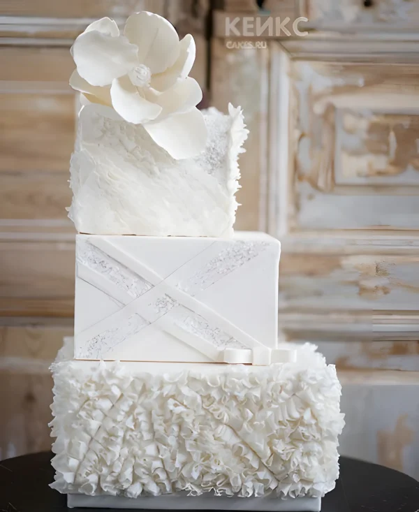 Недорогой белый свадебный торт с цветком Фото