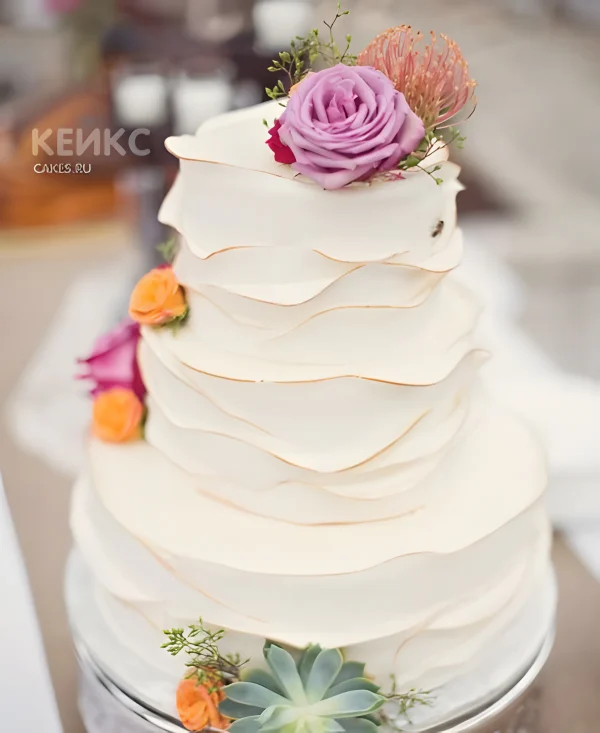 Недорогой свадебный торт с цветами и декором Фото