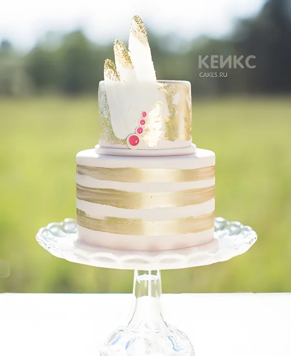 Свадебный торт в стиле бохо золотисто-белый Фото