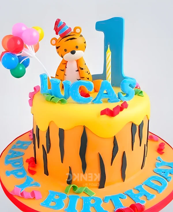 Яркий торт с фигуркой тигра и шарами Фото