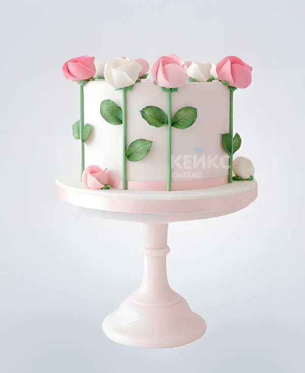 Нежный розовый торт с розами из крема Фото