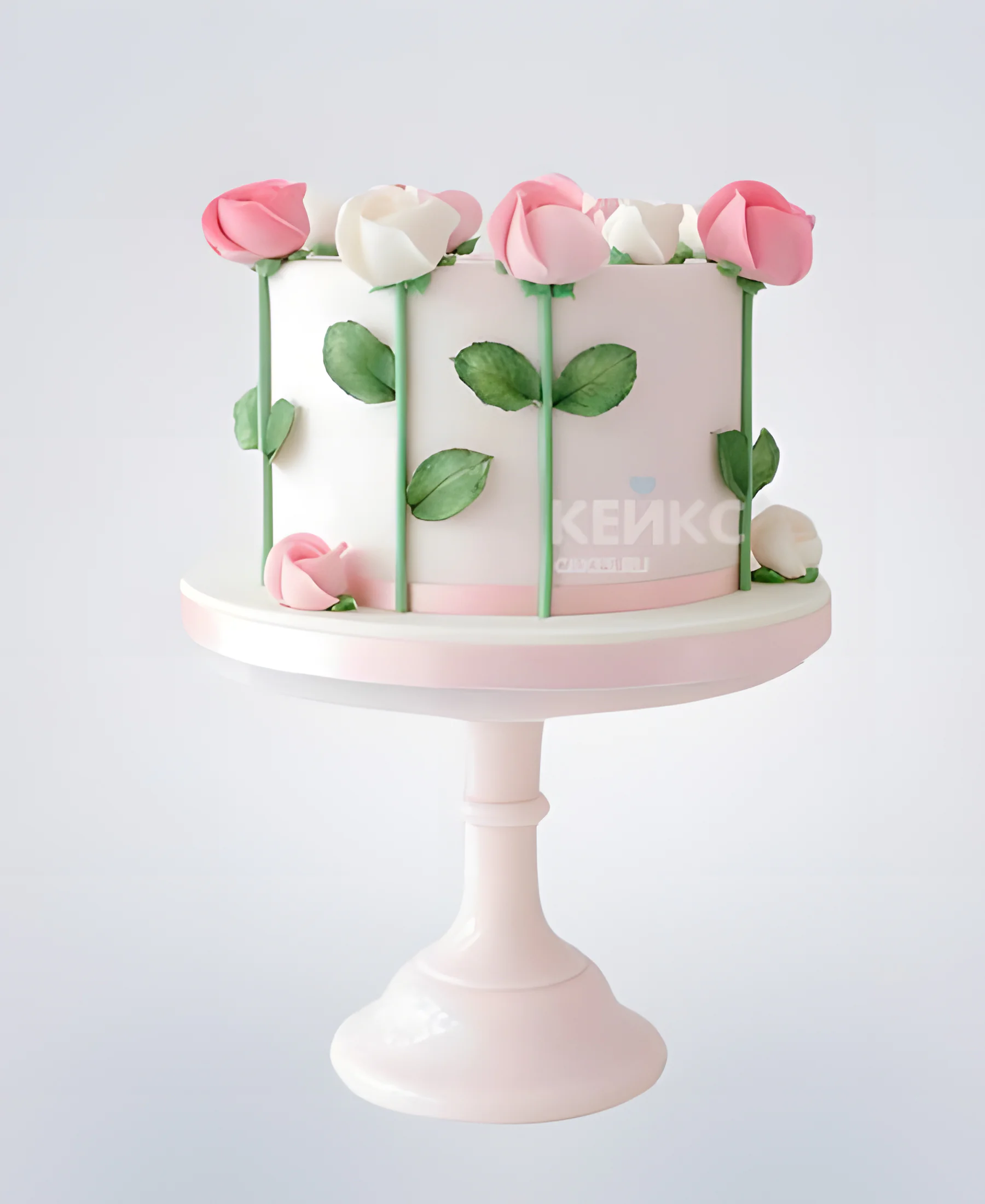 Нежный розовый торт с розами из крема Фото