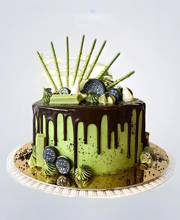 Зеленый торт с шоколадной глазурью и печеньем орео Фото