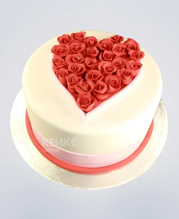 Белый торт с красным сердцем Фото