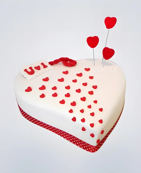 Белый торт с красными мини-сердцами Фото