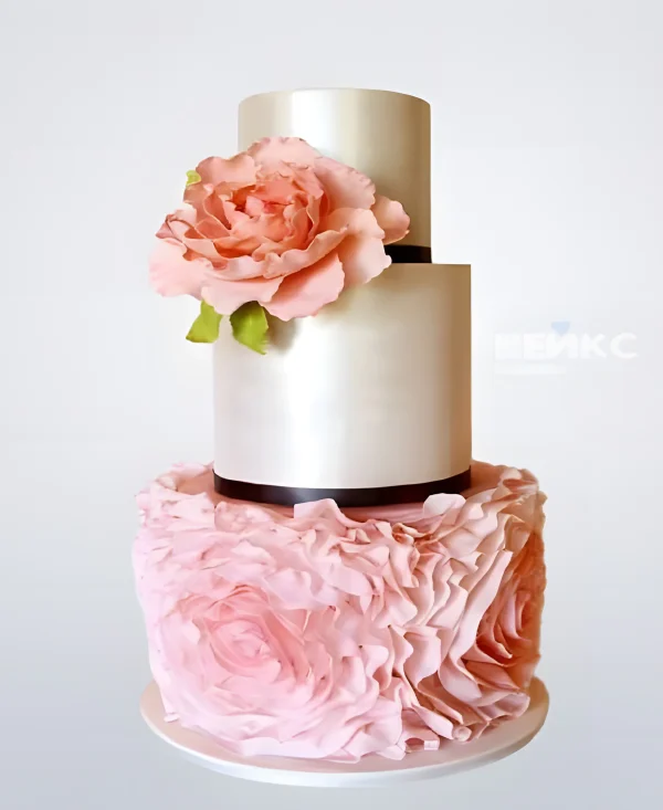 Блестящий розовый торт с рюшами Фото