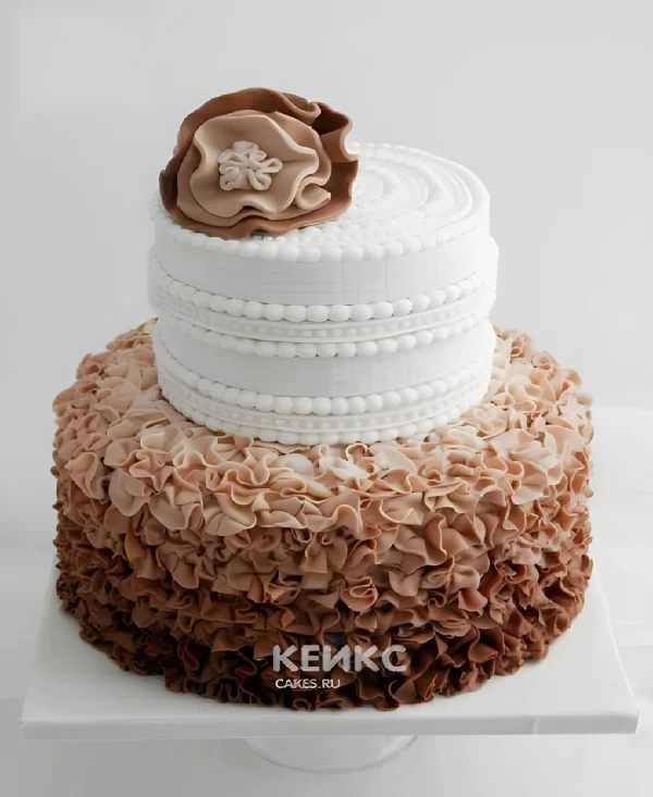 Красивый торт коричневого цвета Фото